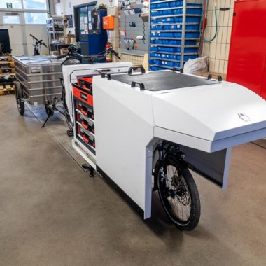 Werkstatt Cargobike von Urban Arrow mit Würth Ausstattung für Handwerker mit Hinterher Fahrradanhänger