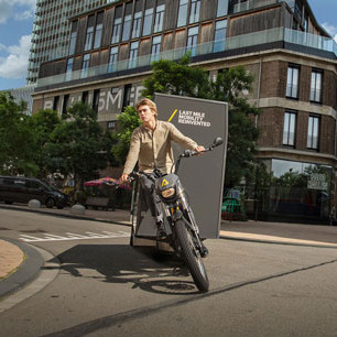 Fulpra Cargo-E-Bike fährt mit Neigetechnik in der Stadt um die Kurve