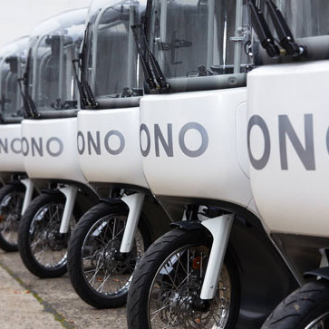 Viele ONO Cargobikes stehen aufgereit nebeneinander bereit zum Einsatz
