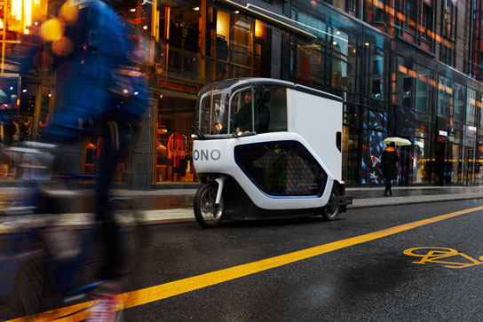 ONO Cargobike fährt auf Fahrradweg in der Innenstadt