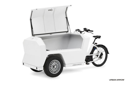 Urban Arrow Tender pp 800 freigestellt auf weißem Hintergrund mit geöffneter Transportbox