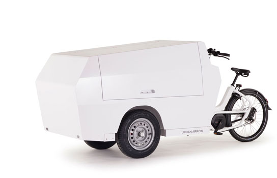 Urban Arrow Cargobike Tender freigestellt auf weißem Hintergrund mit Transportbox 2