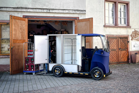 Antric Cargobike wird mit zwei Gitterboxen beladen